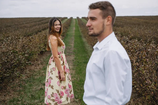 Una Chica Chico Están Caminando Naturaleza Retrato Una Pareja Una —  Fotos de Stock