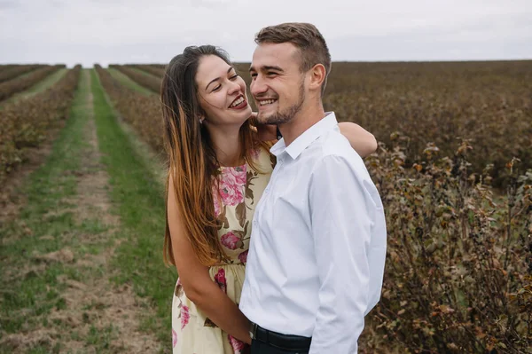 Tjej Och Kille Går Naturen Porträtt Ett Par Kärlekshistoria Lyckligt — Stockfoto