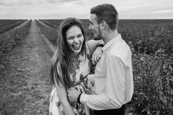 Uma Rapariga Tipo Andam Natureza Retrato Casal Uma História Amor — Fotografia de Stock