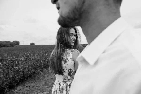 Une Fille Homme Marchent Dans Nature Portrait Couple Une Histoire — Photo