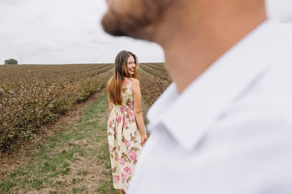 Tjej Och Kille Går Naturen Porträtt Ett Par Kärlekshistoria Lyckligt — Stockfoto