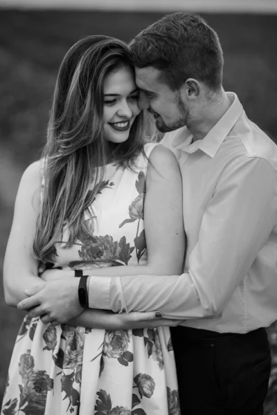 一个女孩和一个男人在大自然中散步 一对恋人的画像 一个爱情故事 快乐的微笑 相爱的夫妻一起伸展在美丽的大自然中 洛夫斯托里 — 图库照片