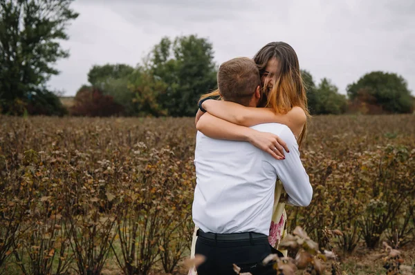 Ein Mädchen Und Ein Mann Gehen Der Natur Spazieren Porträt — Stockfoto