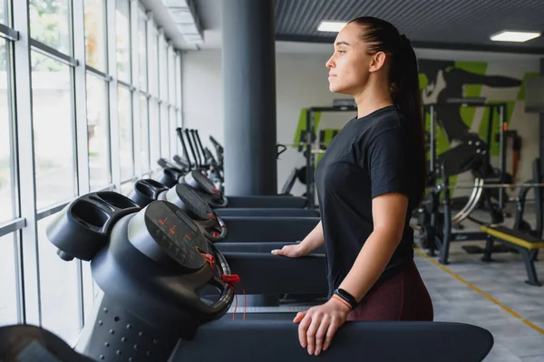 Aantrekkelijke Jonge Sportvrouw Aan Het Sporten Sportschool Doe Cardiotraining Loopband — Stockfoto
