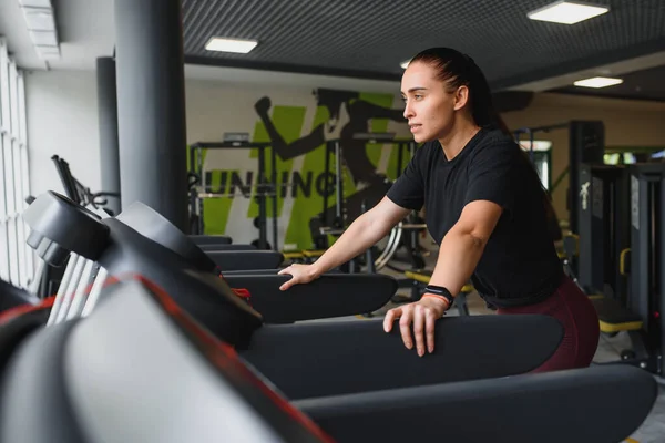 Portret Van Een Vrouw Die Rust Haar Training Leunt Een — Stockfoto