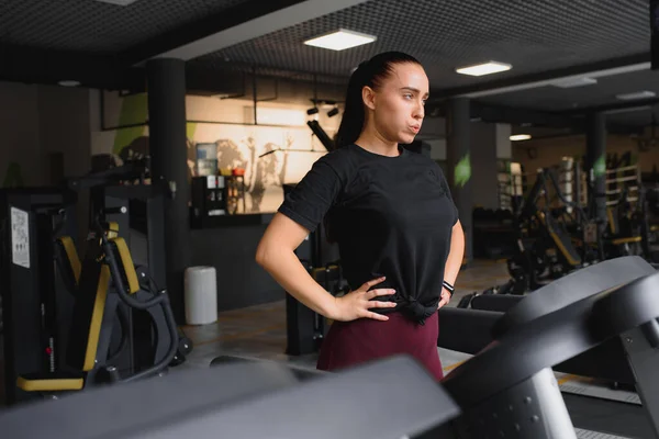 Portret Van Een Vrouw Die Rust Haar Training Leunt Een — Stockfoto