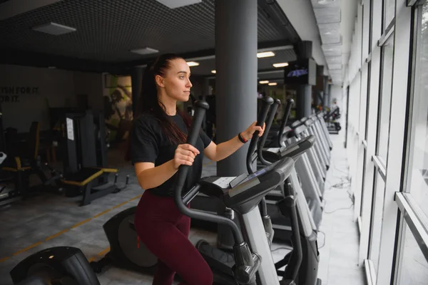 Aantrekkelijke Jonge Vrouw Loopt Een Loopband Bezig Met Fitness Sportclub — Stockfoto