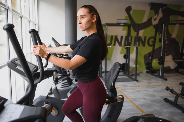 Kvinnan Sprang Löpbandet Gymmet — Stockfoto