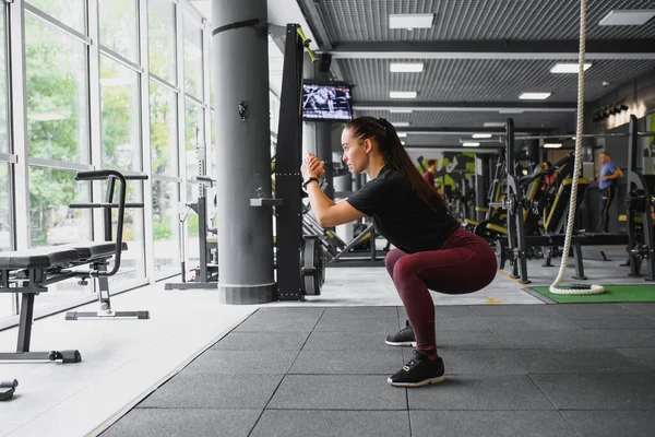 Zijaanzicht Portret Van Een Jonge Vrouw Doet Squats Fitness Gym — Stockfoto