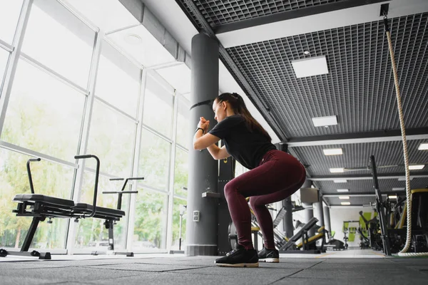 Zijaanzicht Portret Van Een Jonge Vrouw Doet Squats Fitness Gym — Stockfoto