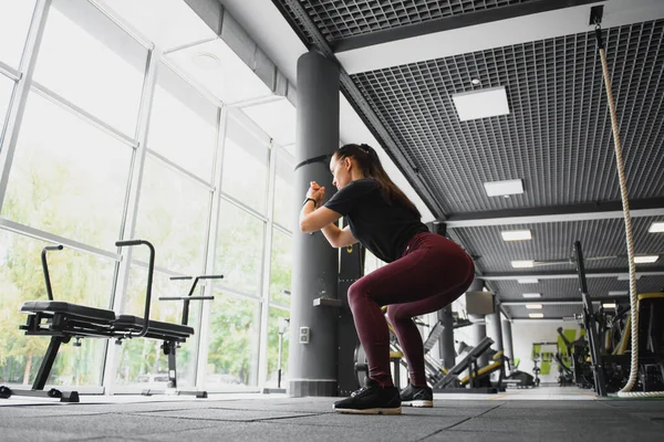 Sidovy Porträtt Ung Kvinna Som Gör Knäböj Gym — Stockfoto