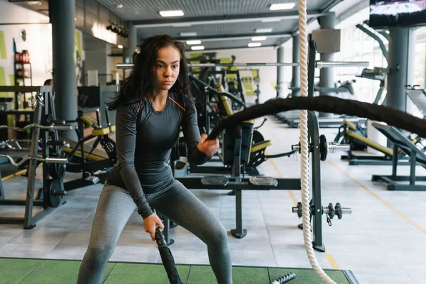 Kondition Repen Vacker Kvinna Gymmet Tränar Med Rep Ung Kvinna — Stockfoto