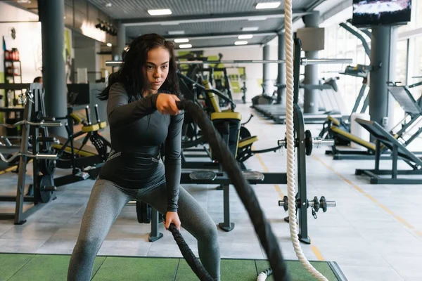 Fitness Aan Touwen Mooie Vrouw Sportschool Aan Het Trainen Met — Stockfoto