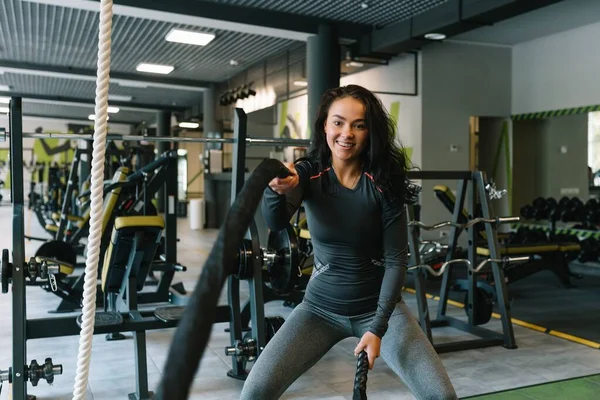 Fitness Aan Touwen Mooie Vrouw Sportschool Aan Het Trainen Met — Stockfoto