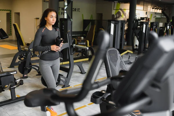 Junge Frau Trinkt Wasser Und Macht Pause Nach Dem Training — Stockfoto