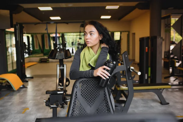 Ung Kvinna Dricka Vatten Och Paus Efter Träning Gym — Stockfoto