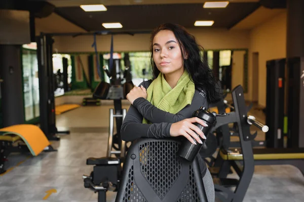 Ung Kvinna Dricka Vatten Och Paus Efter Träning Gym — Stockfoto