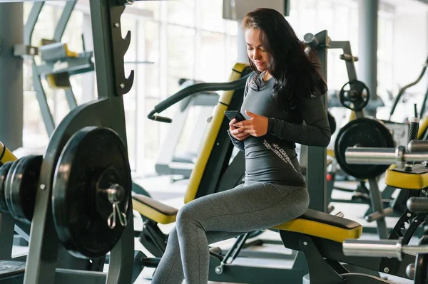 Spor Salonundayken Mesajlaşan Sosyal Iletişim Kuran Güzel Bir Genç Kadın — Stok fotoğraf