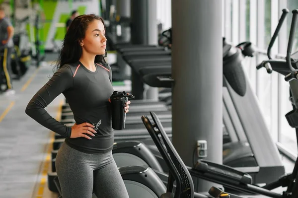 Ung Vacker Kvinna Dricksvatten Sportgym — Stockfoto