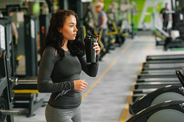 Ung Vacker Kvinna Dricksvatten Sportgym — Stockfoto