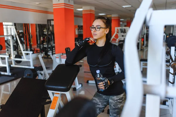 Jonge Vrouw Die Water Drinkt Het Sporten Fitnessruimte — Stockfoto