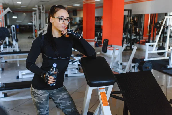 Professionele Bodybuilding Atleet Ontspannen Vermoeiende Training Atleet Ontspannen Water Drinken — Stockfoto