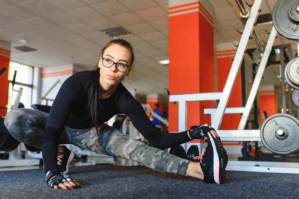 Söt Flicka Gör Stretching Övningar Golvet Gymmet — Stockfoto