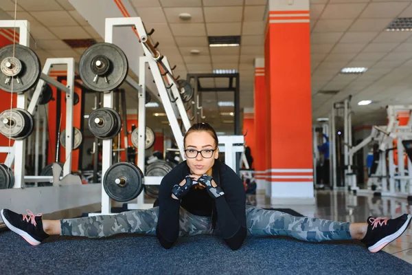 Gadis Cantik Melakukan Latihan Peregangan Lantai Gym — Stok Foto