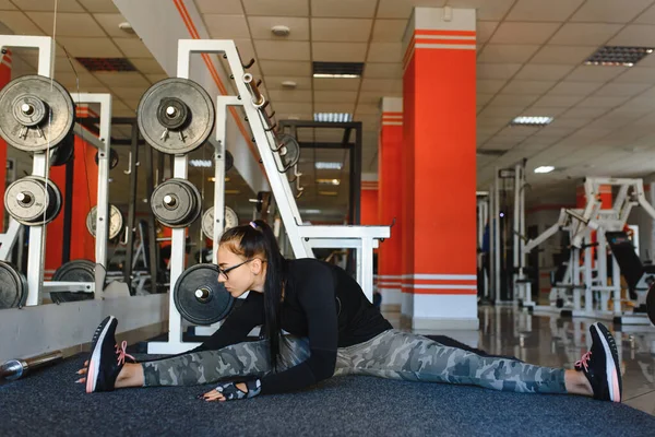 Hübsches Mädchen Macht Stretching Übungen Auf Dem Boden Der Turnhalle — Stockfoto