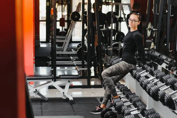 Leende Vacker Flicka Med Tunga Hantlar Framför Spegeln Sporthall Stark — Stockfoto