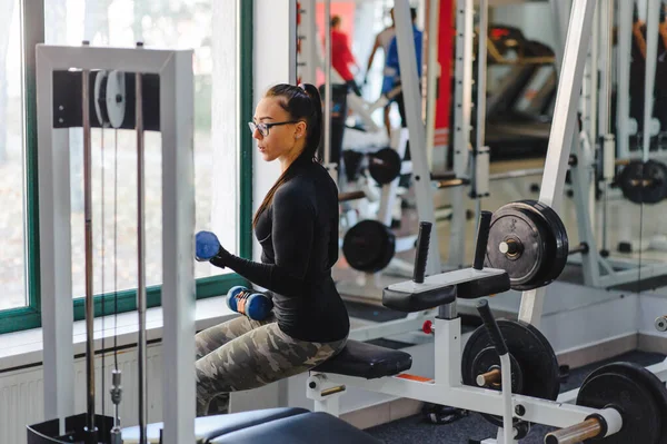 Leende Vacker Flicka Med Tunga Hantlar Framför Spegeln Sporthall Stark — Stockfoto