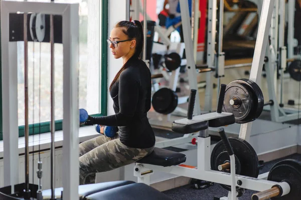 Spor Salonunda Aynanın Önünde Ağır Halterlerle Gülümseyen Güzel Bir Kız — Stok fotoğraf