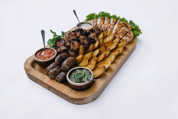 Maioria Dos Pratos Carne Kebabs Carne Salsichas Cogumelos Grelhados Batatas — Fotografia de Stock