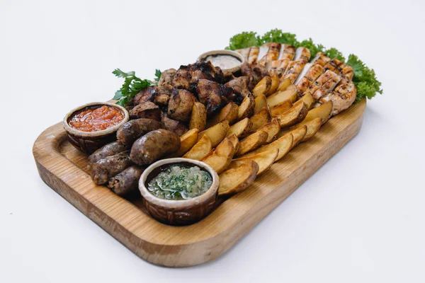 Die Meisten Fleischgerichte Rindfleischspieße Wurst Gegrillte Pilze Kartoffeln Tomaten Und — Stockfoto