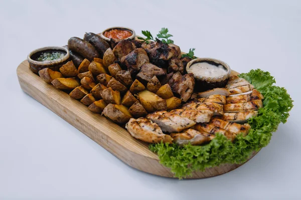 Maioria Dos Pratos Carne Kebabs Carne Salsichas Cogumelos Grelhados Batatas — Fotografia de Stock