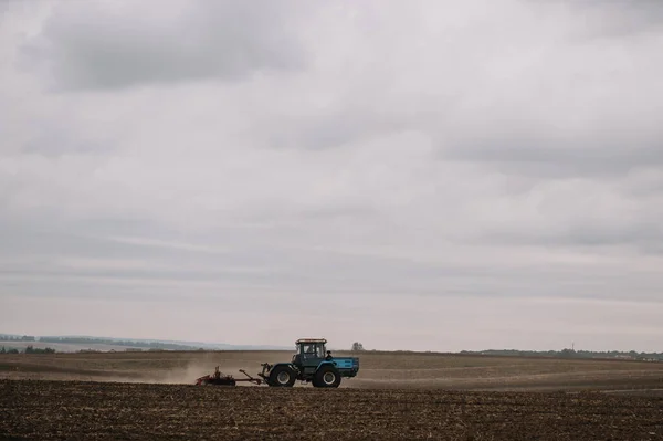 Mezőgazdasági Termelő Traktorban Termőföldeket Készít Elő Palántaültetvényekkel Mezőgazdasági Területeken Traktor — Stock Fotó