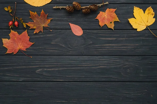 背景纹理与旧木桌和黄色秋天的叶子 秋天枫树的叶子在木制背景上 有复制的空间 顶部视图 — 图库照片