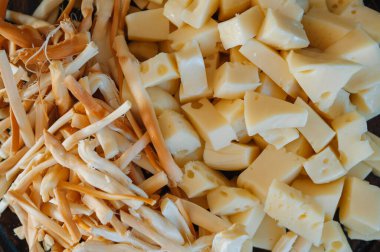 Atıştırmalık kraker, kraker, cips, fındık ve cips karışımı. Bira ve atıştırmalıklar taş masada. Fındık, cips, kraker. Kopyalama alanı olan üst görünüm