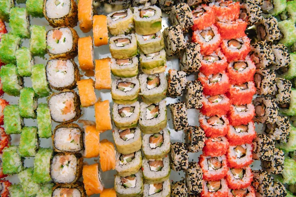 Tavolo Banchetto Decorato Con Diversi Involtini Sushi Assortimento Piatti Sushi — Foto Stock