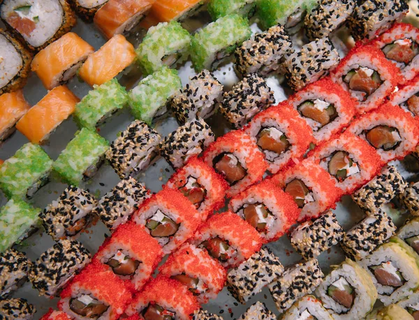 Meja Perjamuan Yang Dihias Dengan Berbagai Macam Sushi Gulung Dan — Stok Foto