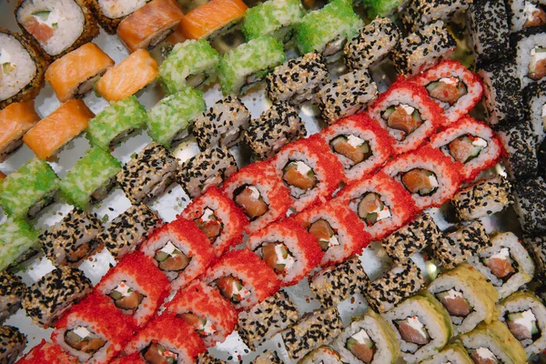 Dekorowany Stół Bankietowy Cateringowy Różnymi Rolkami Sushi Asortymentem Talerzy Nigiri — Zdjęcie stockowe