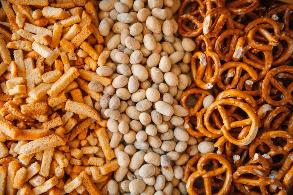 Mezcla Snacks Pretzels Galletas Papas Fritas Nueces Nachos Cerveza Aperitivos — Foto de Stock