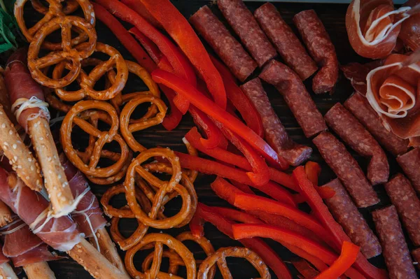 Mezcla Snacks Pretzels Galletas Papas Fritas Nueces Nachos Cerveza Aperitivos — Foto de Stock