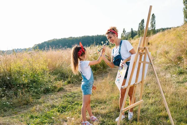 Sunny Nature Mom Daughter Paint Picture Park Painting Little Child — Stock Photo, Image