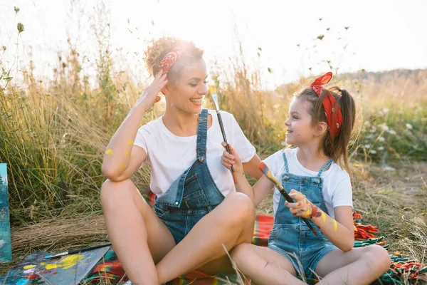 Die Junge Mutter Und Ihre Tochter Haben Spaß Muttertag Lächelnde — Stockfoto