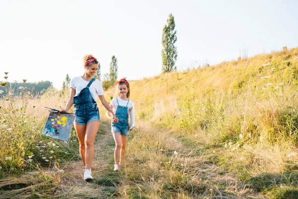 Beauty Mother Paint Her Little Daughter Stylish Woman Drawing Picture — Stock Photo, Image