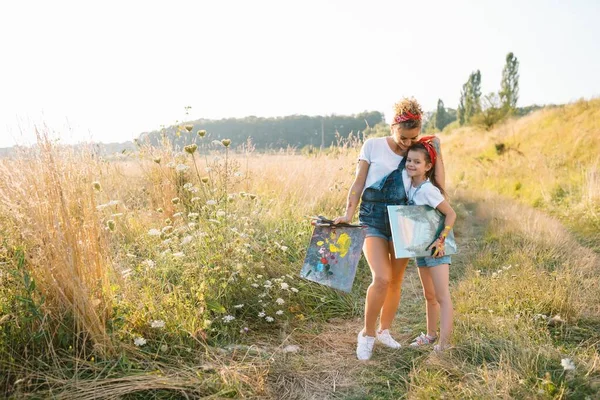 엄마와 어머니 즐거운 시간을 보낸다 아름다운 미소짓는 엄마는 자연을 그린다 — 스톡 사진