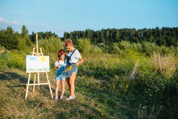 Madre Joven Hija Divierten Día Madre Sonriente Madre Con Hermosa —  Fotos de Stock