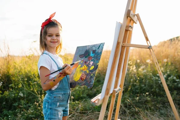 Menina Está Pintando Quadro Livre — Fotografia de Stock