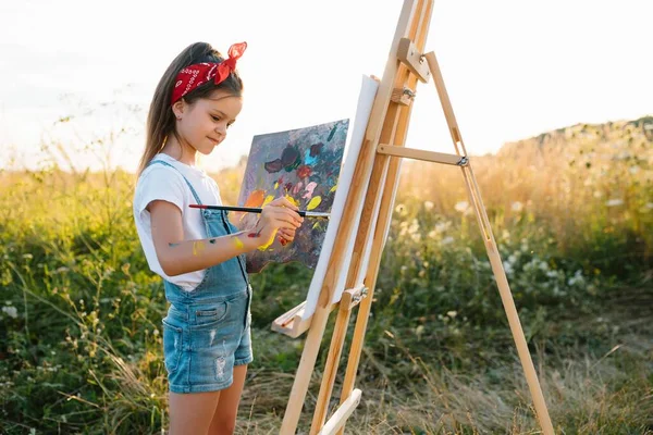 Educação Escola Arte Conceito Painitng Quadro Pintura Menina Estudante — Fotografia de Stock